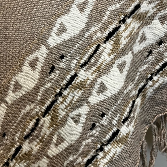 Poncho, soft knit, excellent condition. Size SMALL 30%Cashmere, 70%Polyamide - Picture 4 of 5